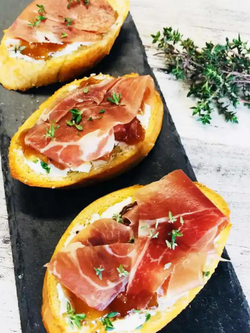 Prosciutto & Aged Cheddar Crostini food and wine pairing 